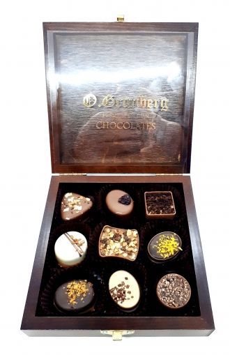 Дървена кутия с 9 Белгийски шоколадови  бонбона  (15/15/4 см)