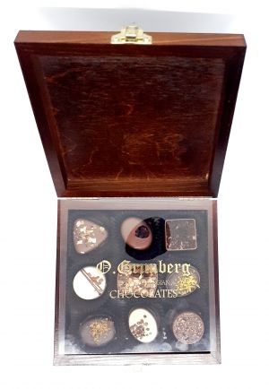 Дървена кутия с 9 Белгийски шоколадови  бонбона  (15/15/4 см)