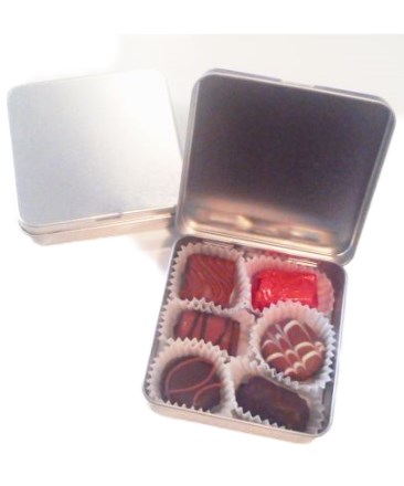 Метални кутии с 6 шоколадови бонбона 87/87/25 mm с индивидуален дизайн